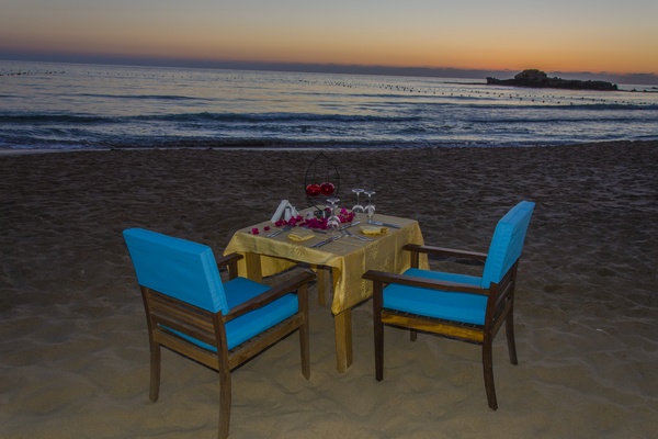 Romantic Dinner at Edde Sands